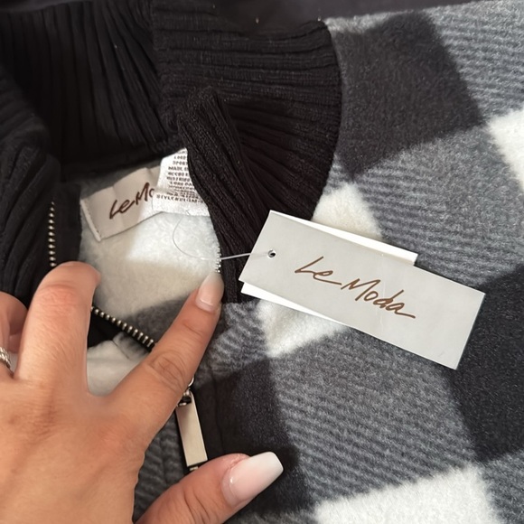 Le Moda one size fits all zip up Shaw poncho - Picture 2 of 3